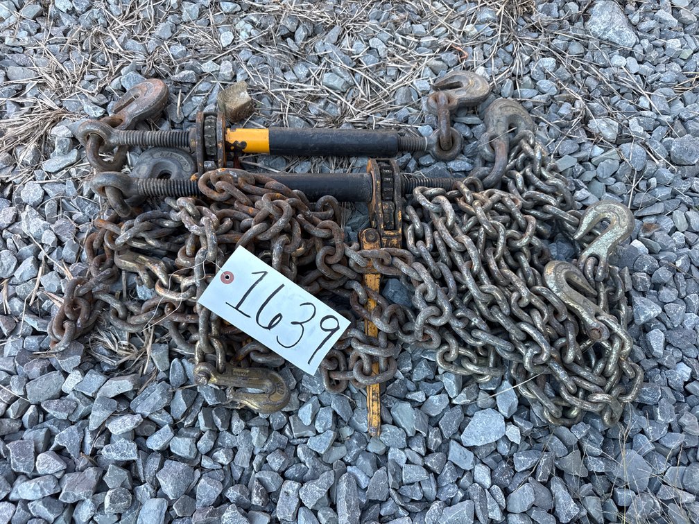 (2) CHAINS AND (2) RATCHET BINDERS