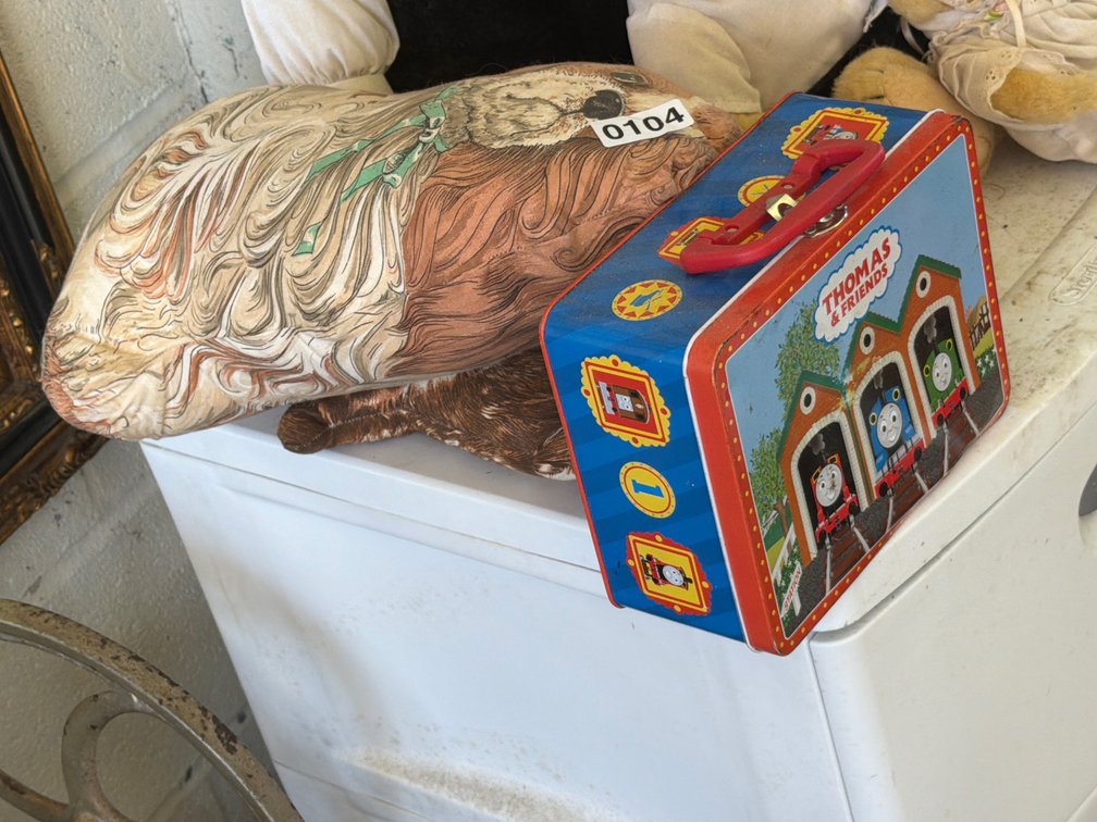 STUFFED DOG FIGURE AND THOMAS LUNCH BOX