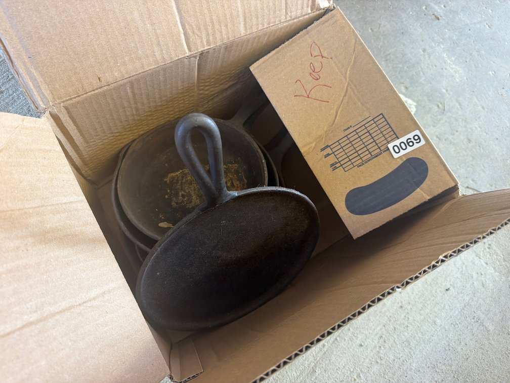 LOT OF CAST IRON SKILLETS