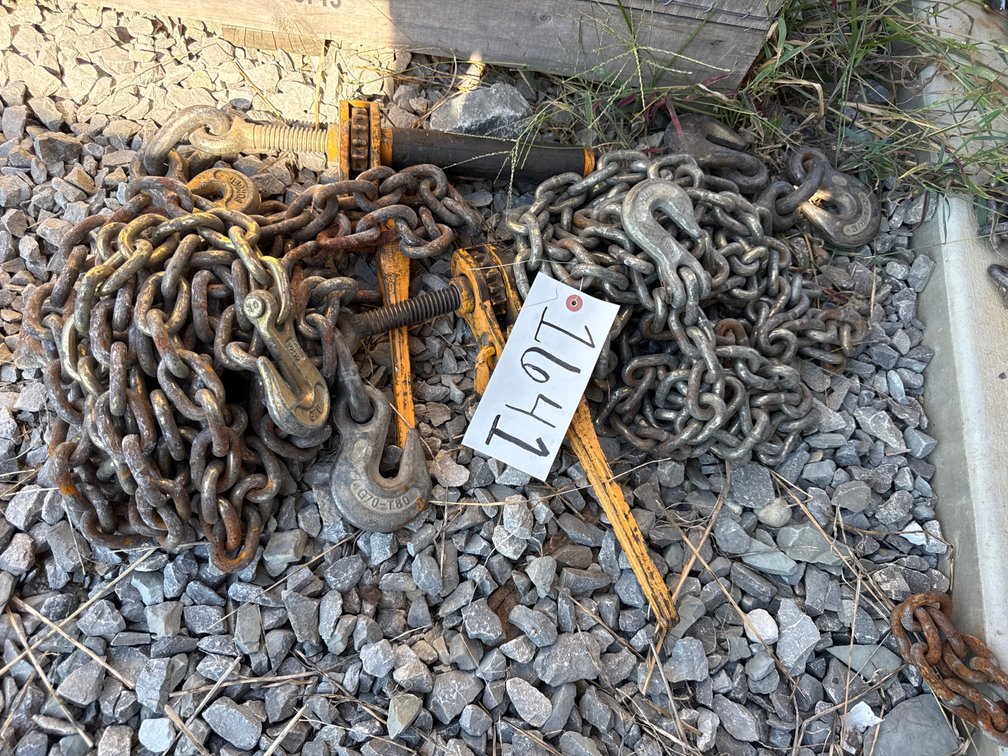 (2) CHAINS AND (2) RATCHET BINDERS