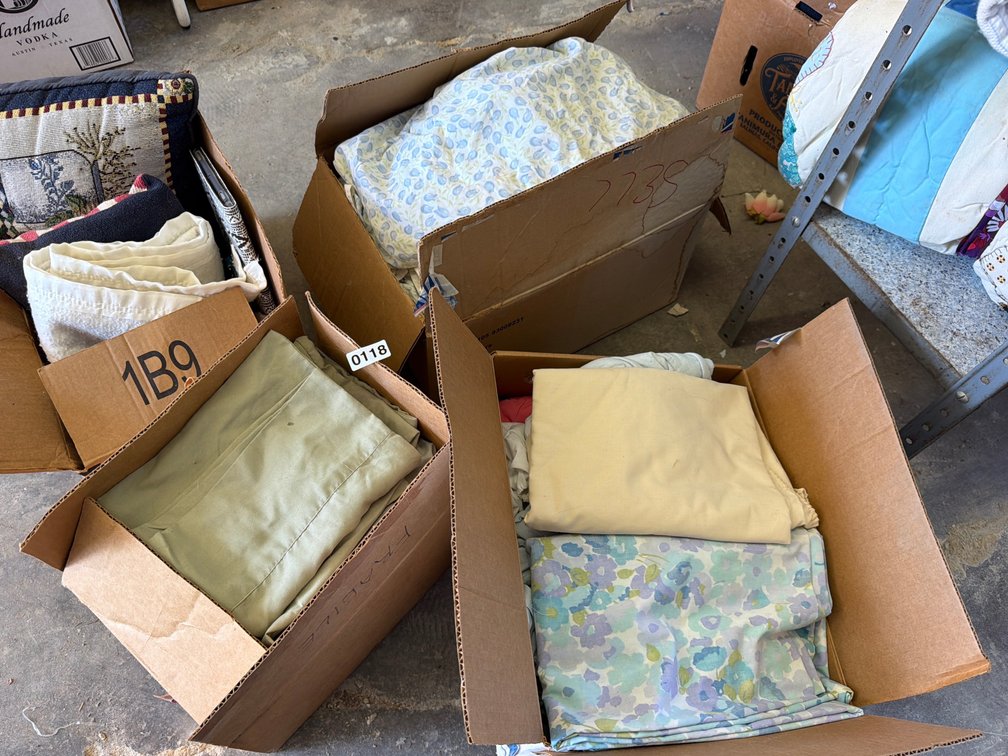 LOT OF LINENS