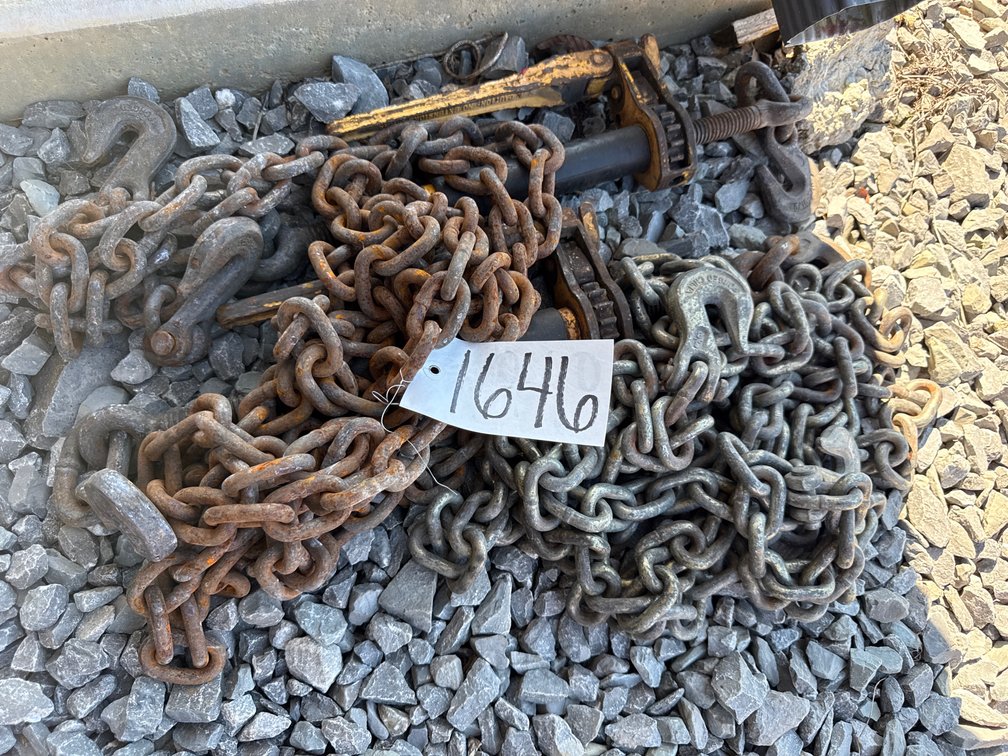 (2) CHAINS AND (2) RATCHET BINDERS