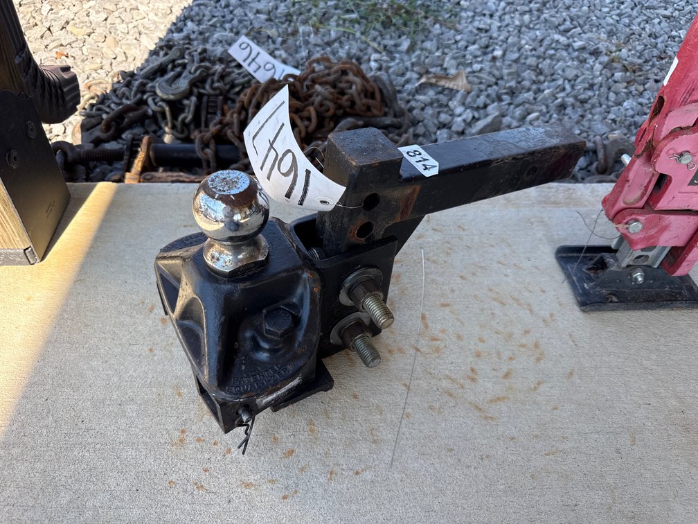 ADJUSTABLE RECEIVER HITCH