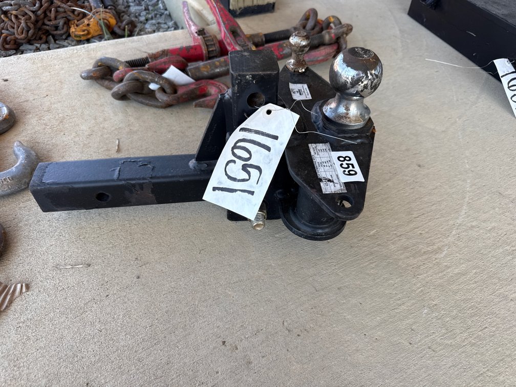 ADJUSTABLE TRAILER HITCH