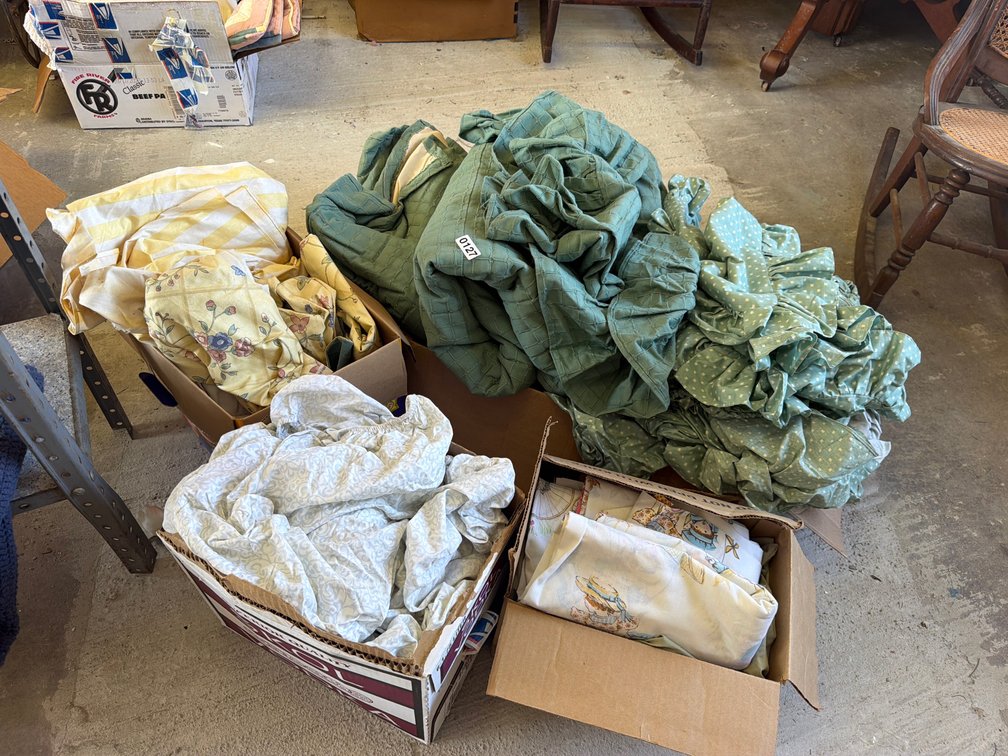 LOT OF LINENS AND DRAPES