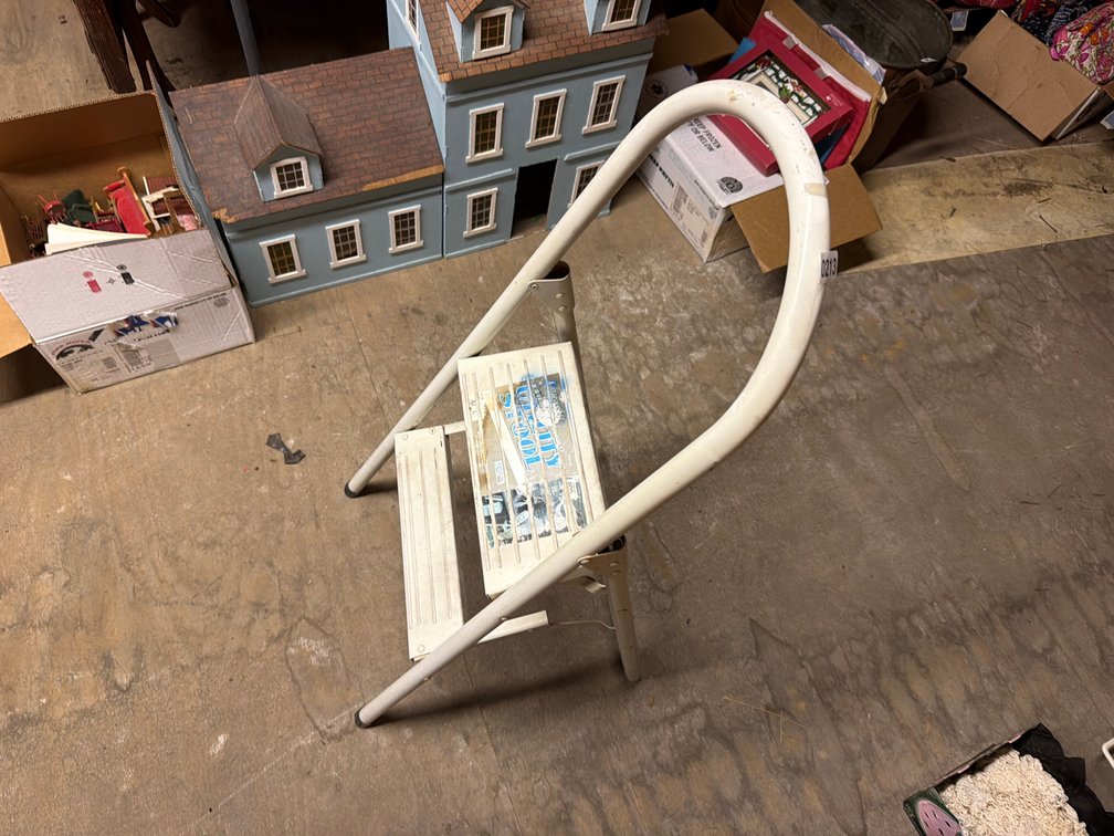 STEP LADDER