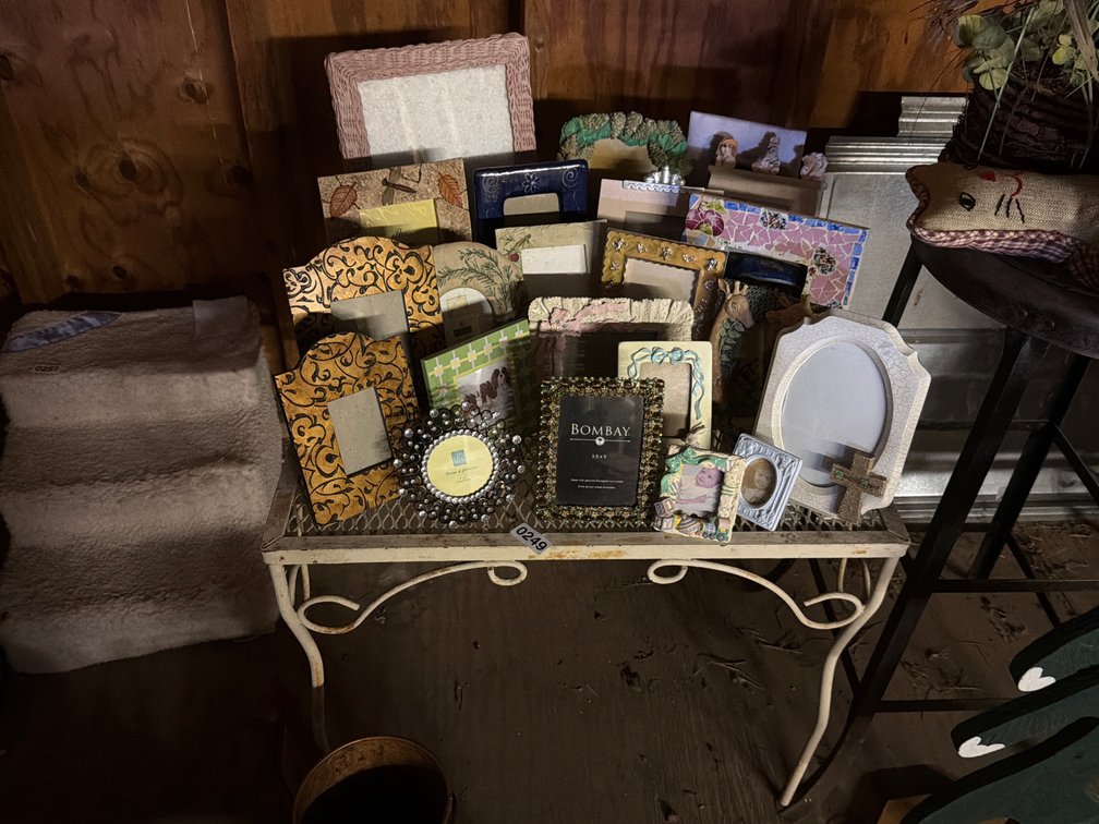 TABLE WITH PICTURE FRAMES