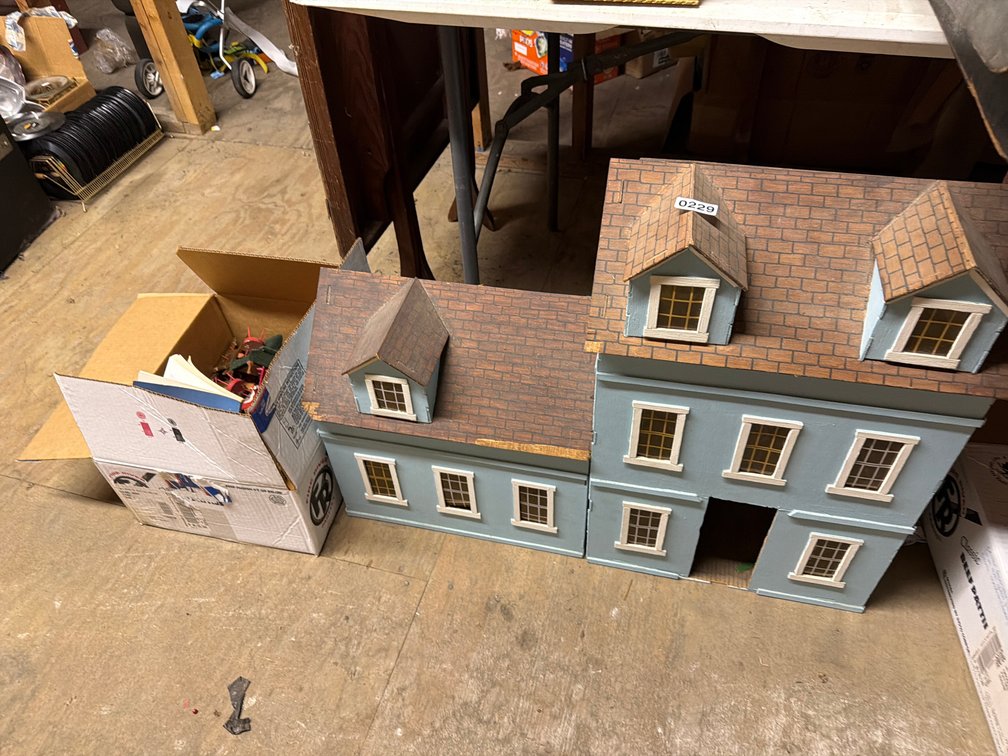DOLLHOUSE & FURNITURE
