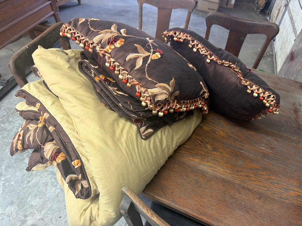 COMFORTER AND PILLOWS