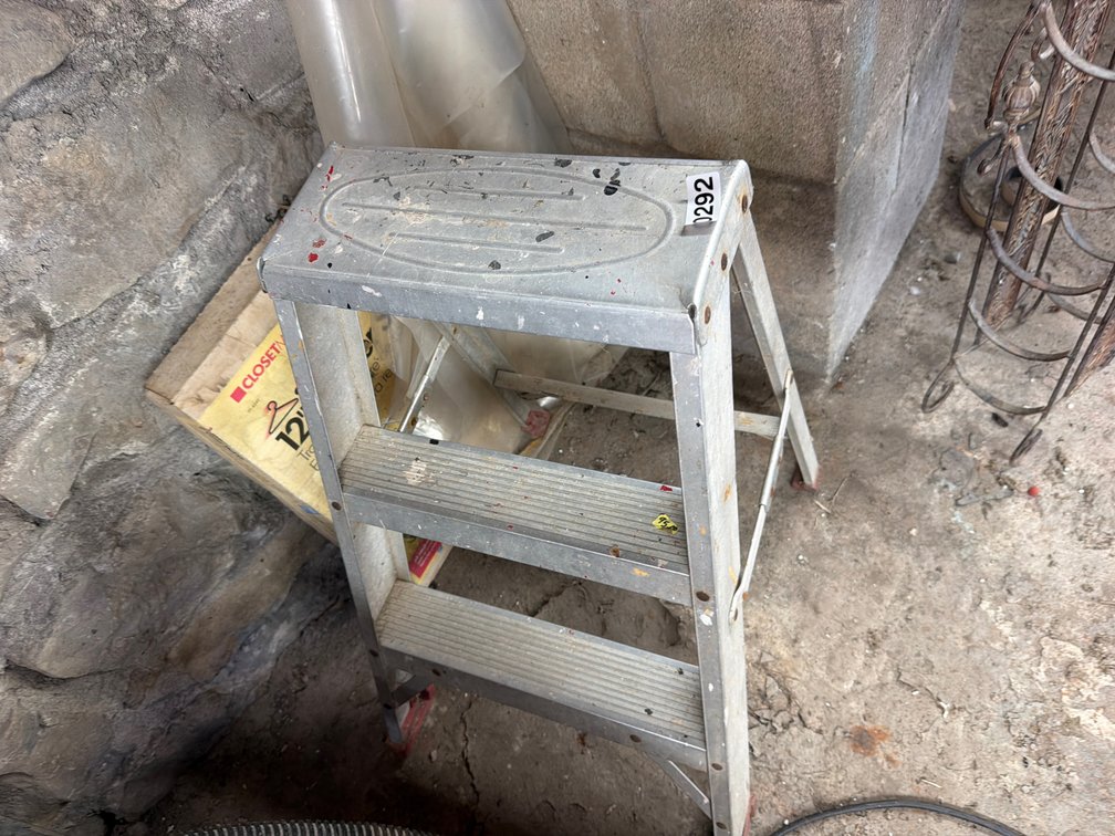 STEP LADDER