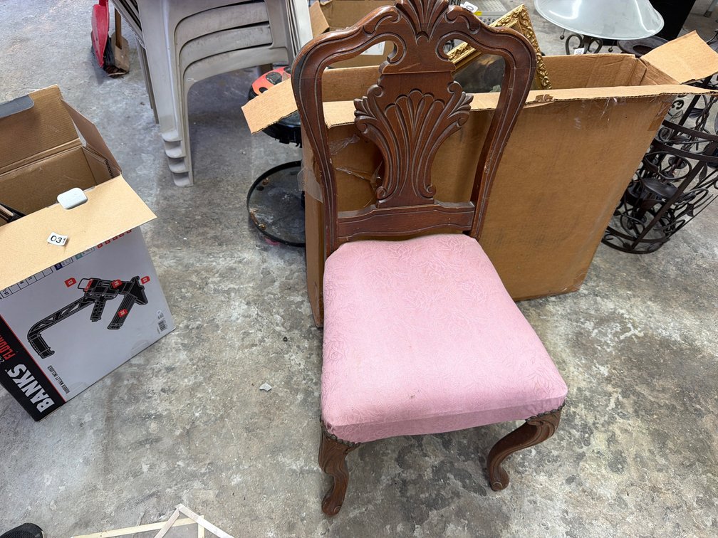 VINTAGE CHAIR