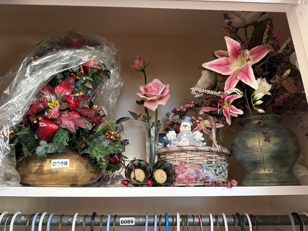 LOT OF FLOWER ARRANGEMENTS