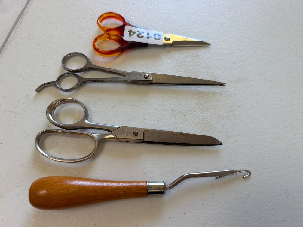 3 PAIRS OF SCISSORS AND HOOK NEEDLE