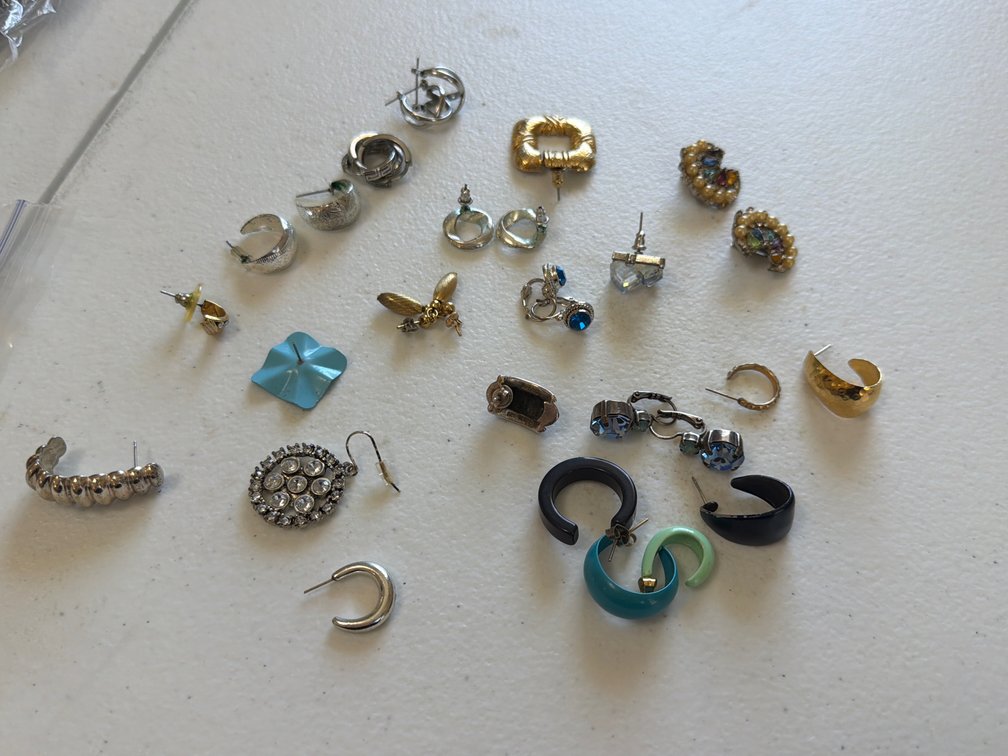 LOT OF EARRINGS