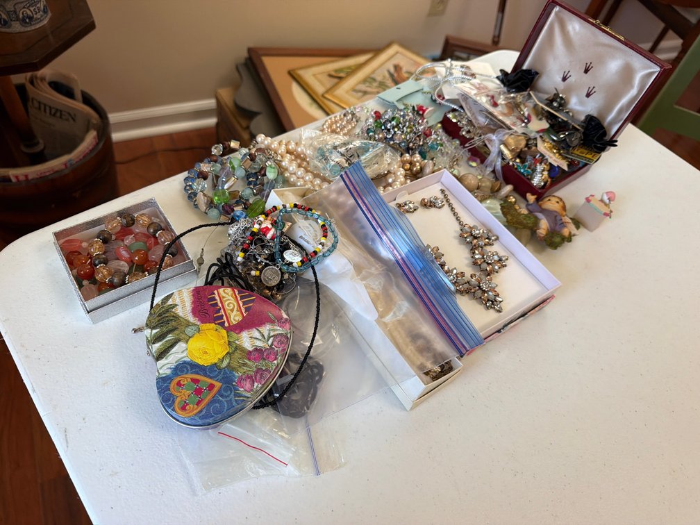 LOT OF JEWELRY AND BROOCHES