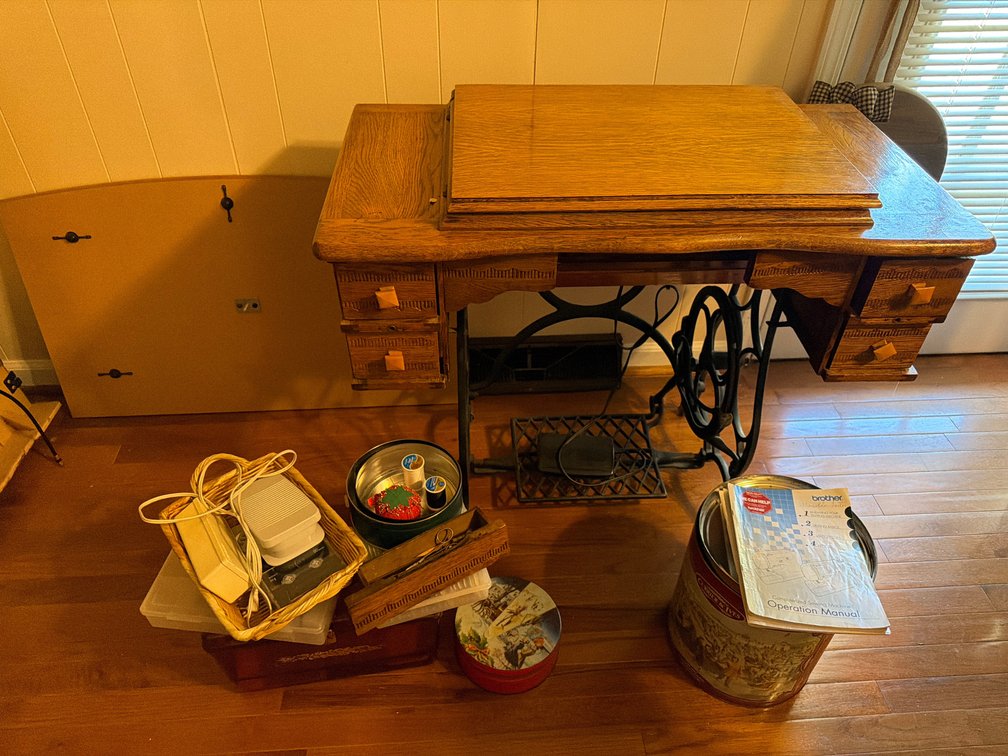 SINGER SEWING MACHINE TABLE, SEWING ACCESSORIES