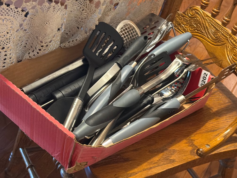 LOT MISC KITCHEN UTENSILS