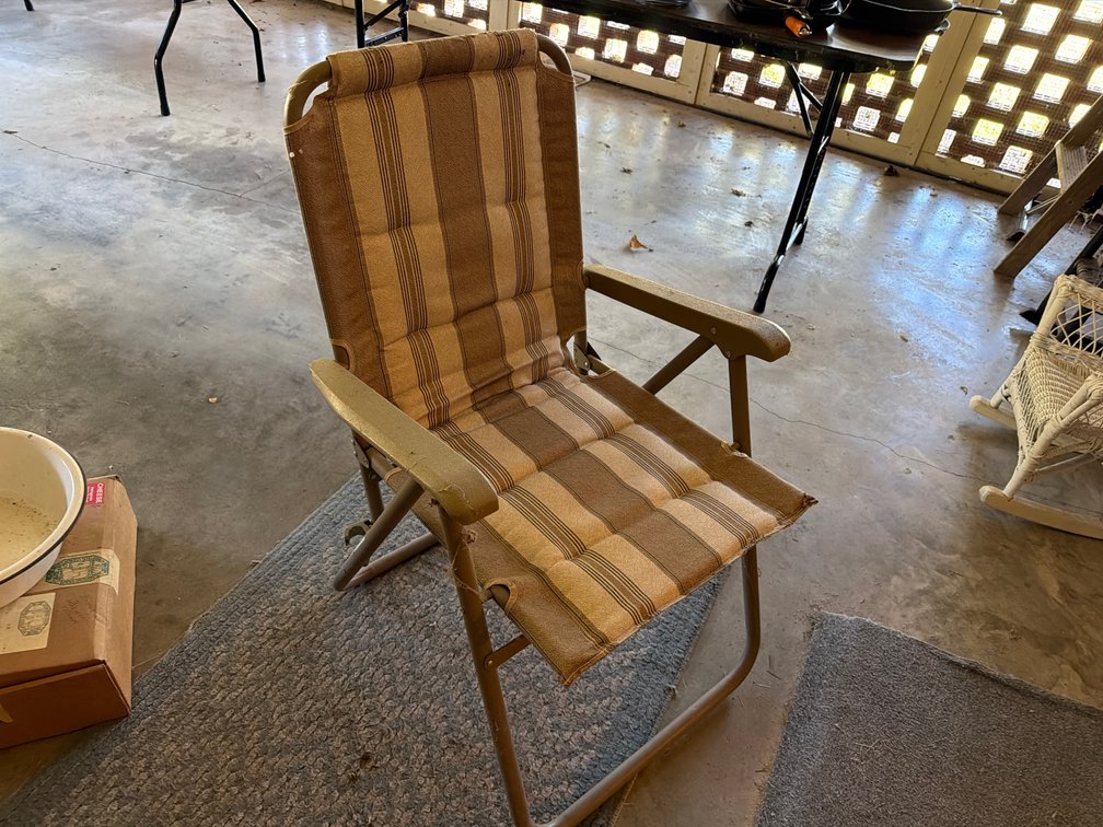 FOLDING LAWN CHAIR