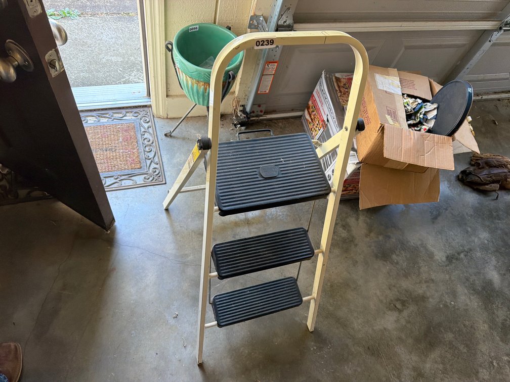 STEP LADDER