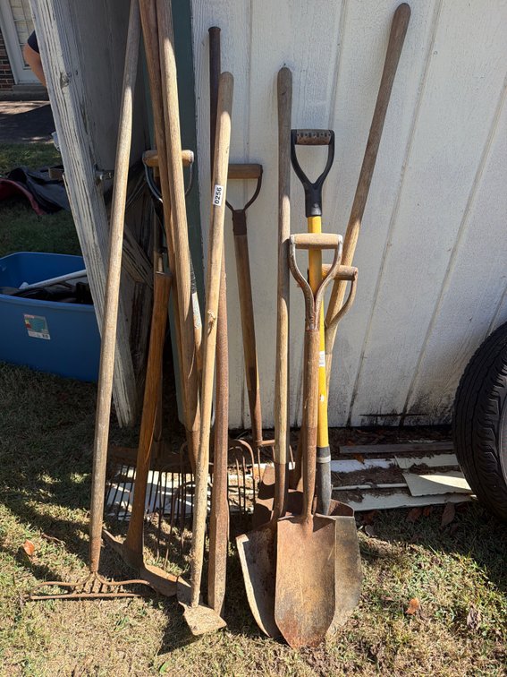 LOT OF HAND TOOLS