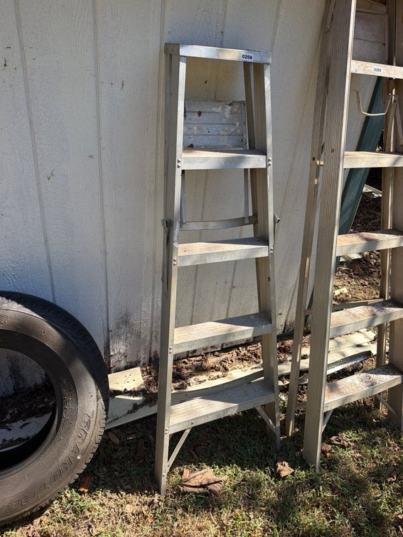 ALUMINUM LADDER