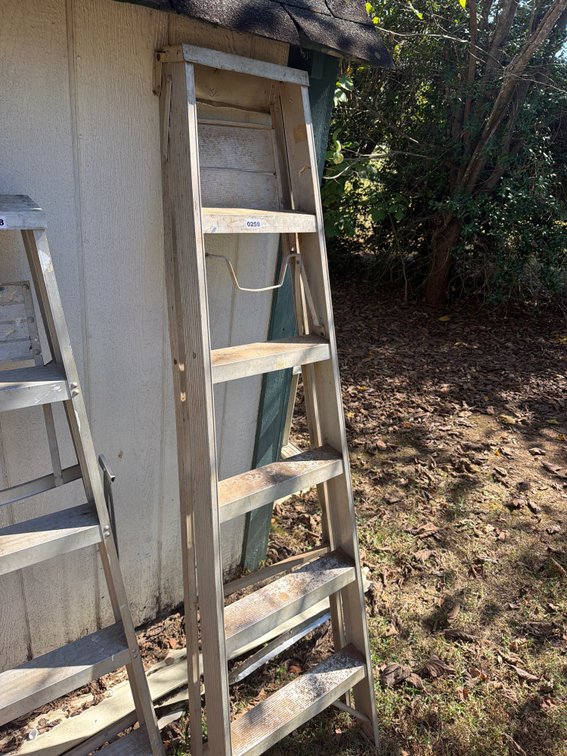 ALUMINUM LADDER