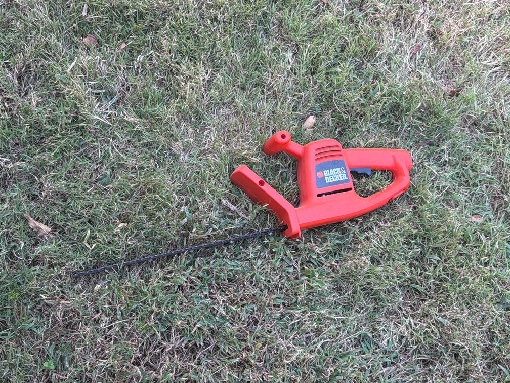 BLACK AND DECKER TRIMMER