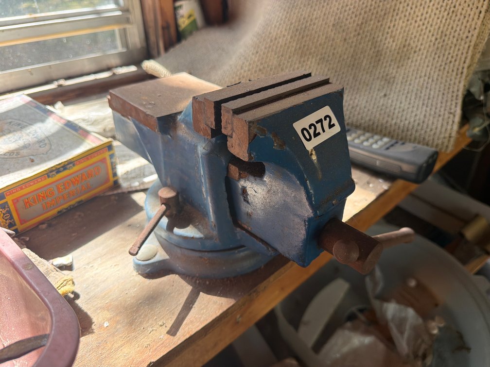 BENCH VISE