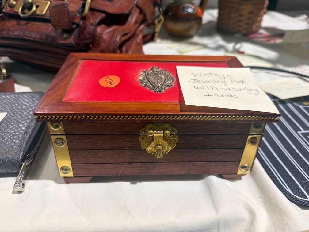VINTAGE JEWELRY BOX WITH JEWELRY