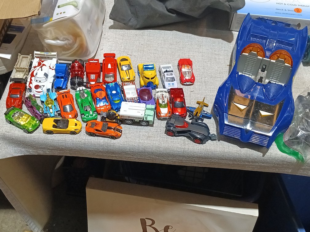 LOT OF TOY CARS