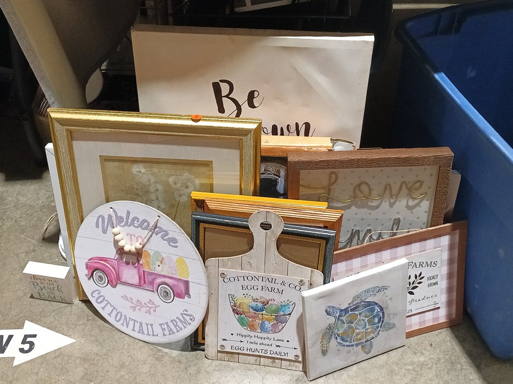 LOT OF DECOR