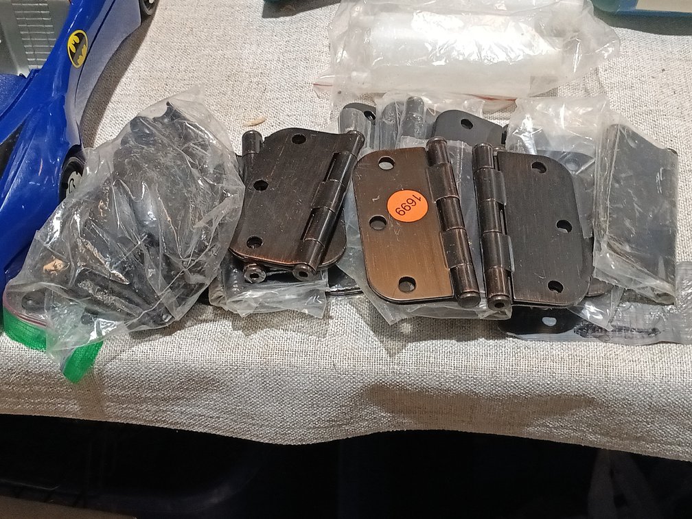 LOT OF DOOR HINGES