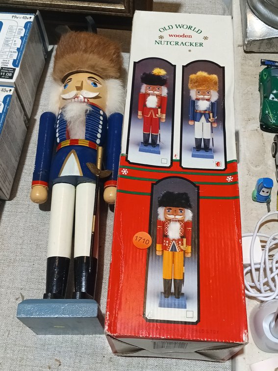 OLD WORLD NUT CRACKER