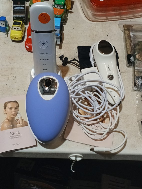 LOT OF FACE CLEANSER DEVICES