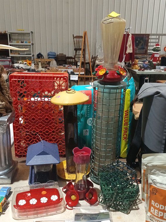 LOT OF FEEDERS