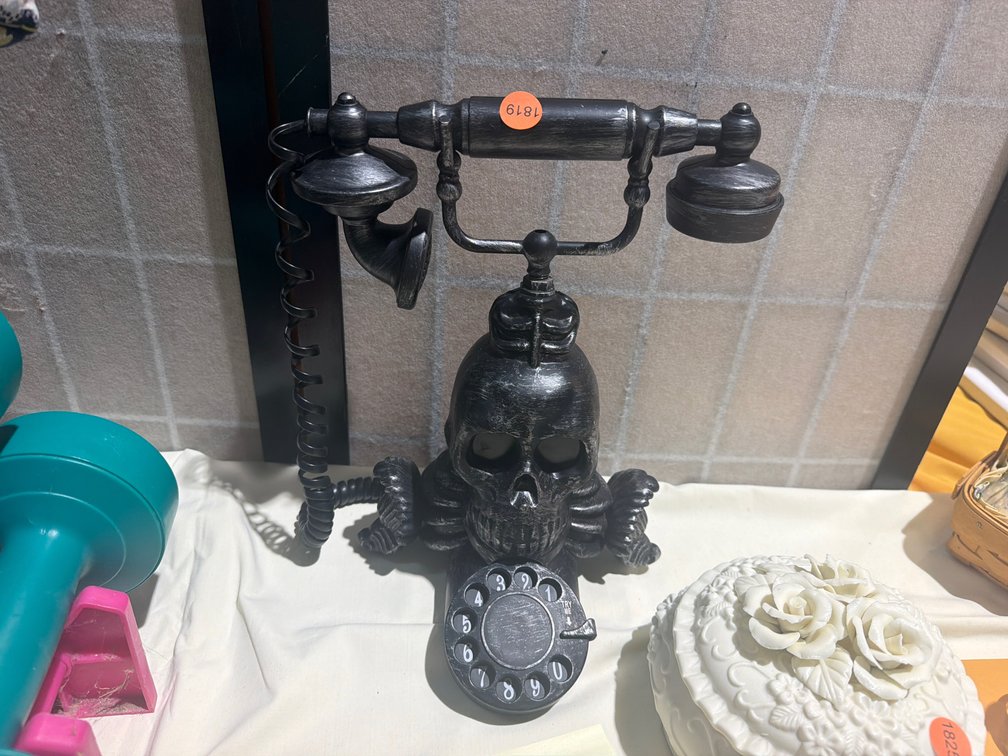 TALKING AND RINGING SKULL PHONE