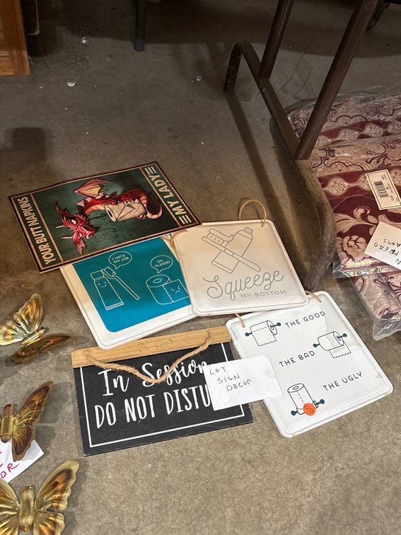 LOT OF WALL SIGNS & DECOR