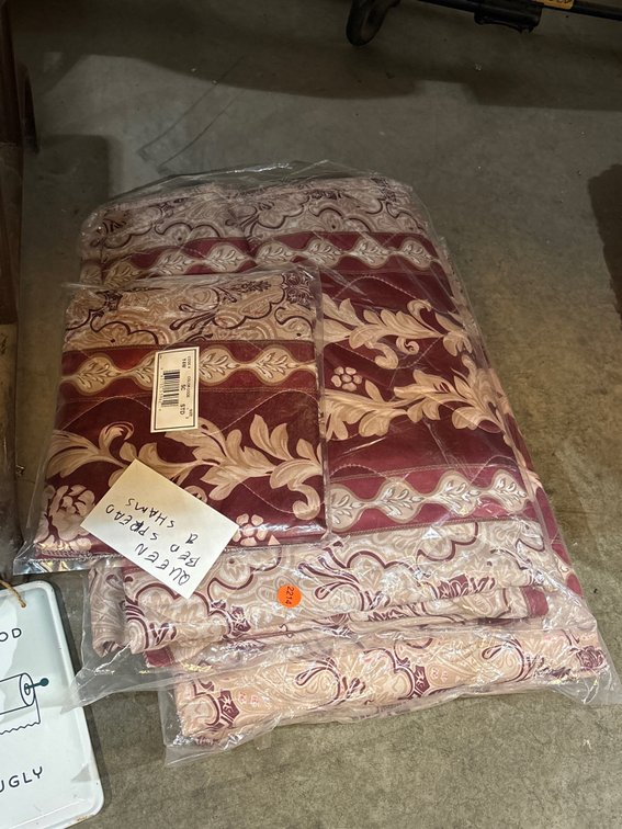 QUEEN BED SPREAD & SHAMS