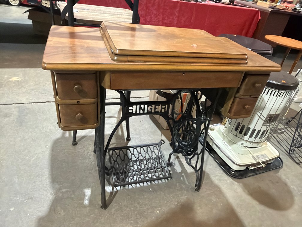 SINGER SEWING MACHINE IN CABINET