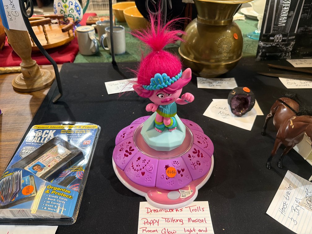 DREAMWORKS TROLLS POPPY TALKING MUSICAL ROOM GLOW