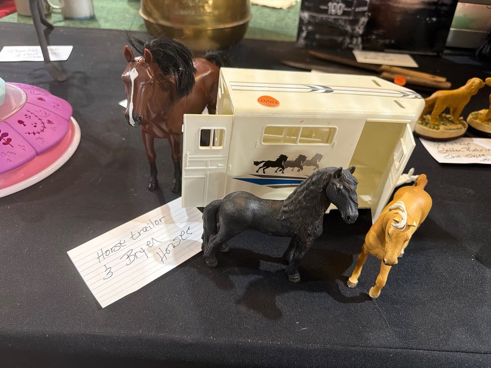 HORSE TRAILER & HORSE FIGURES