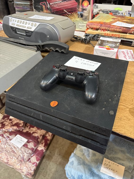 PLAY STATION 4 CONSOLE & CONTROLLER