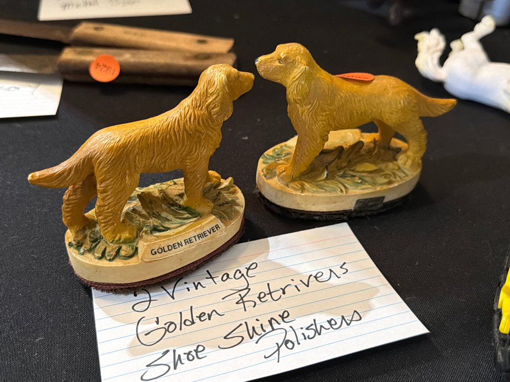 (2) GOLDEN RETRIEVERS SHOE SHINE POLISHERS