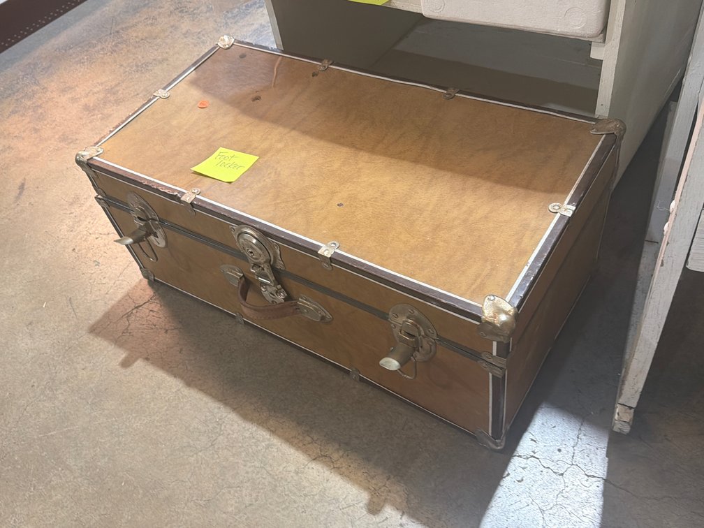 FOOT LOCKER / TRUNK