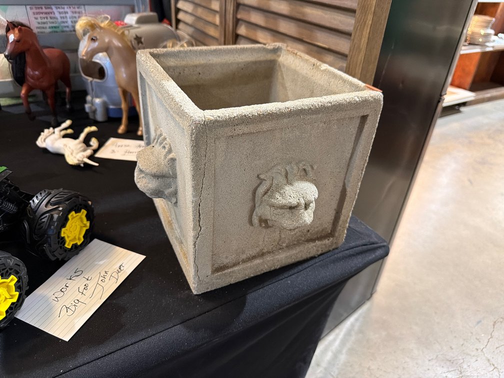 CONCRETE PLANTER