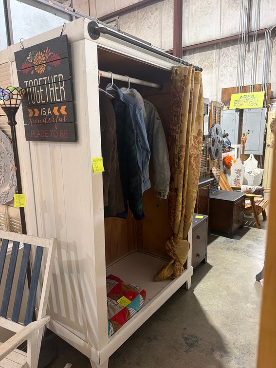 LARGE WARDROBE (CONTENTS NOT INCLUDED)