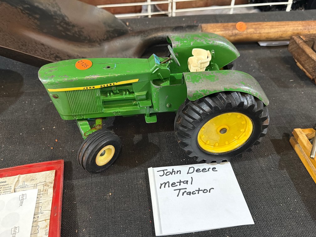 JOHN DEERE METAL TRACTOR