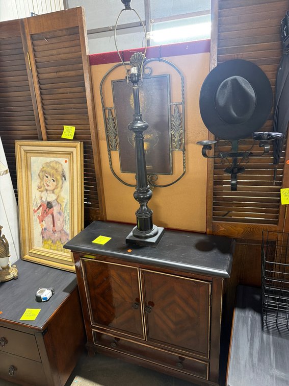CONSOLE TABLE, LAMP, AND METAL WALL ART