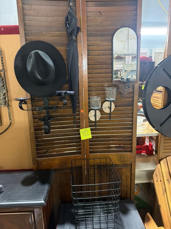 2 WIRE BASKETS, DECOR, UMBRELLA, AND HAT
