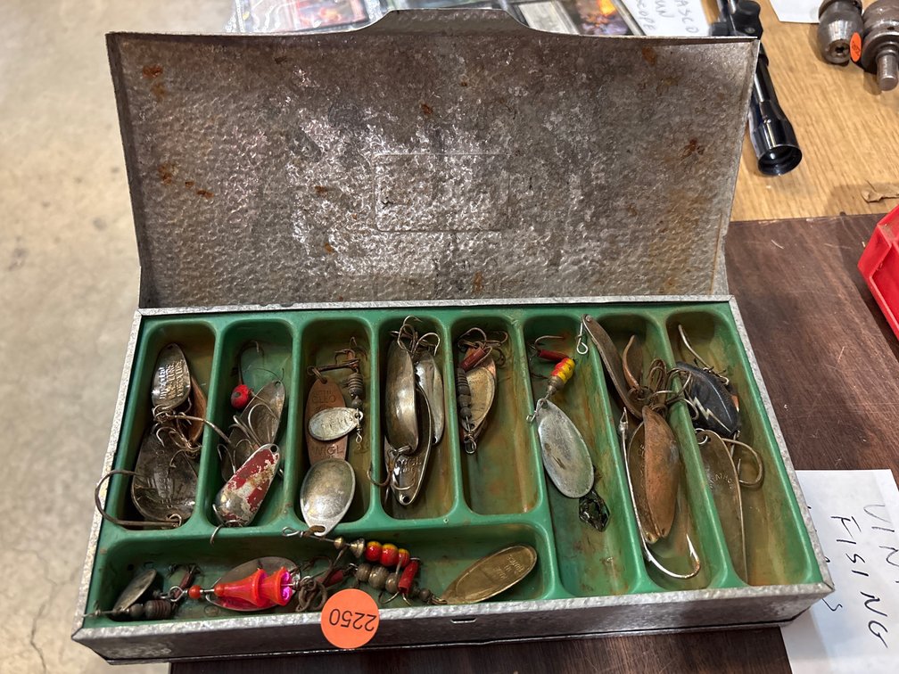 VINTAGE METAL TACKLE BOX W/ FISHING LURES